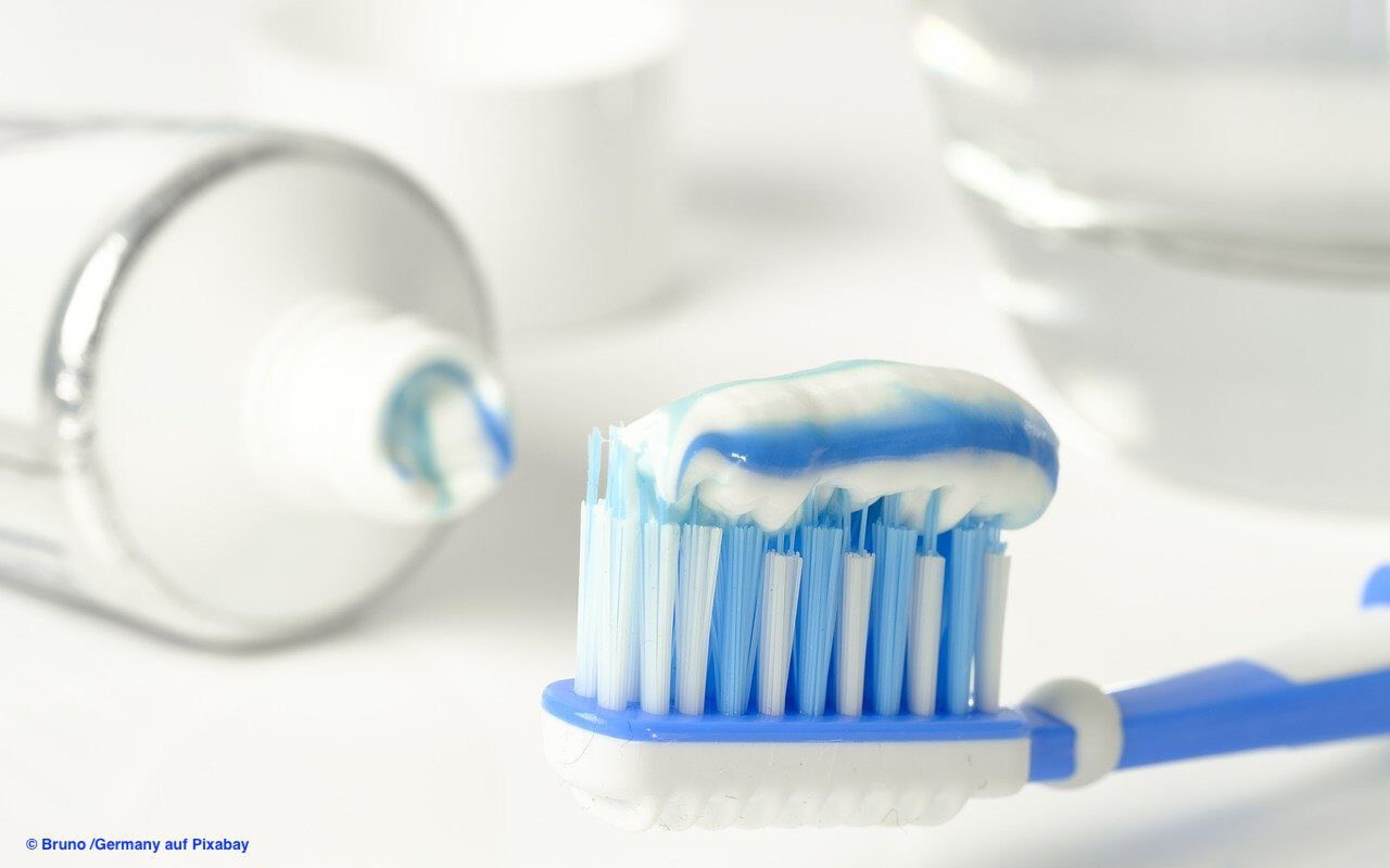 You are currently viewing Manch einer betreibt Zahnpflege mit aggressivem Tensid und flüssigem Plastik