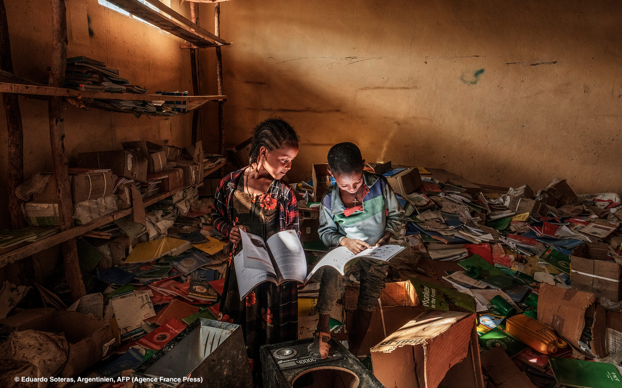 You are currently viewing Foto des Jahres: Kinder suchen Zuflucht zu Büchern