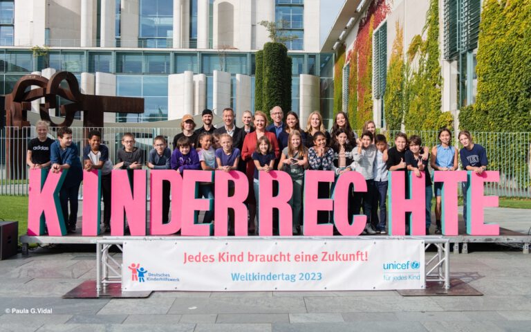 Kinder vor dem Bundeskanzleramt: „Wir wünschen uns ein geiles Leben“