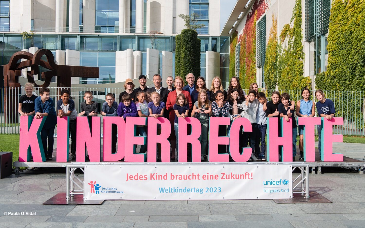 You are currently viewing Kinder vor dem Bundeskanzleramt: „Wir wünschen uns ein geiles Leben“