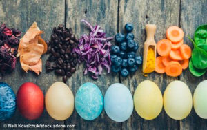 Mehr über den Artikel erfahren Ostereier natürlich färben: Mit Kräutern, Gemüse und Co