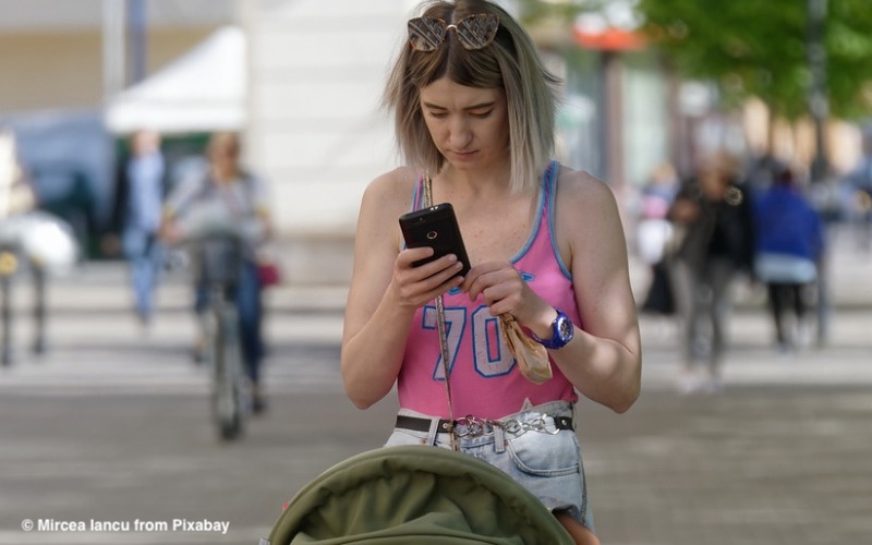 Mehr über den Artikel erfahren Die Ablenkung durch Smartphones trübt das Eltern-Kind-Verhältnis