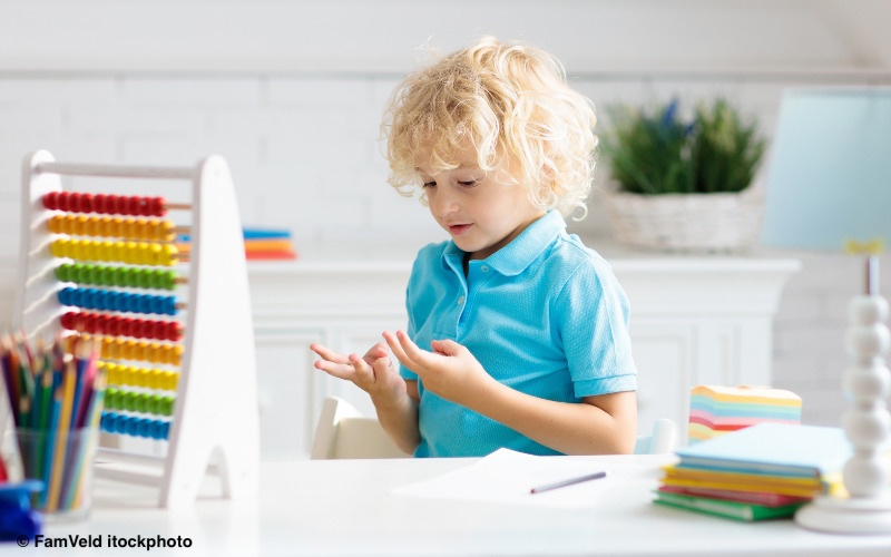 Mehr über den Artikel erfahren Kleine Kinder rechnen besser, wenn sie ihre Finger zur Hilfe nehmen