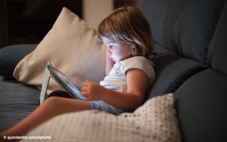 Zu viel Bildschirmzeit bringt Kinder um den Schlaf