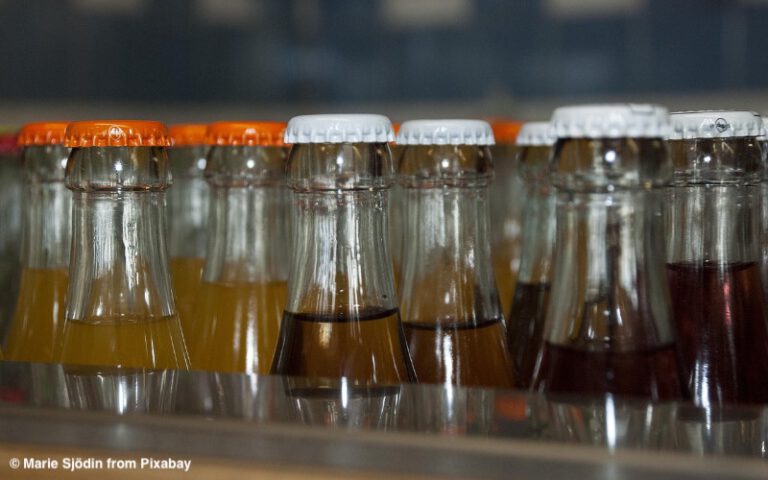 Zuckerfalle im Glas: Warum süße Getränke für Kinder ein Risiko sind