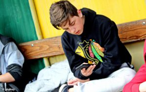 Mehr über den Artikel erfahren Studie warnt: Früh am Smartphone – später in der Krise