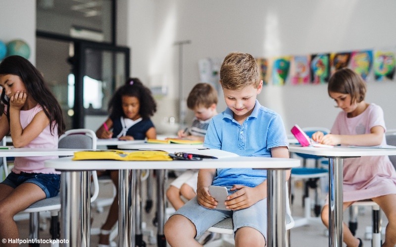 Du betrachtest gerade Sicher durchs Netz: Welche digitalen Fähigkeiten Schulkinder heute brauchen