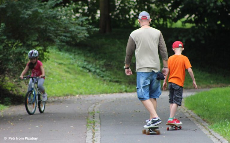 Eltern prägen die Bewegung ihrer Kinder stärker als gedacht