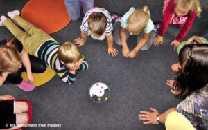 Kinder spielen im Kindergarten
