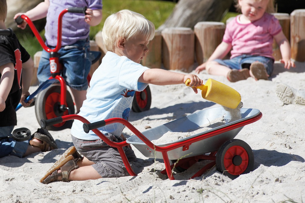 schhubkarre mit kind im sand