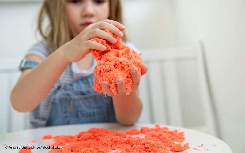 Mehr über den Artikel erfahren Asbest in Knetsand entdeckt: ÖKO-TEST warnt vor Kinderprodukt