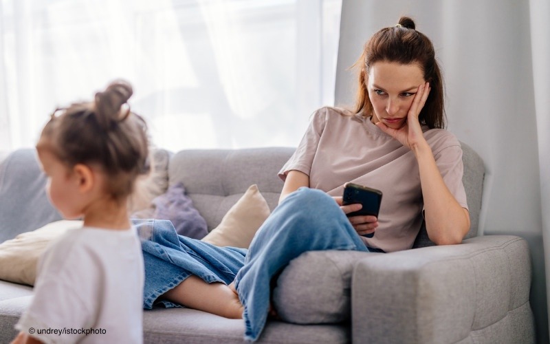 Du betrachtest gerade Familienzeit statt Bildschirmzeit: Studie kritisiert Eltern am Handy
