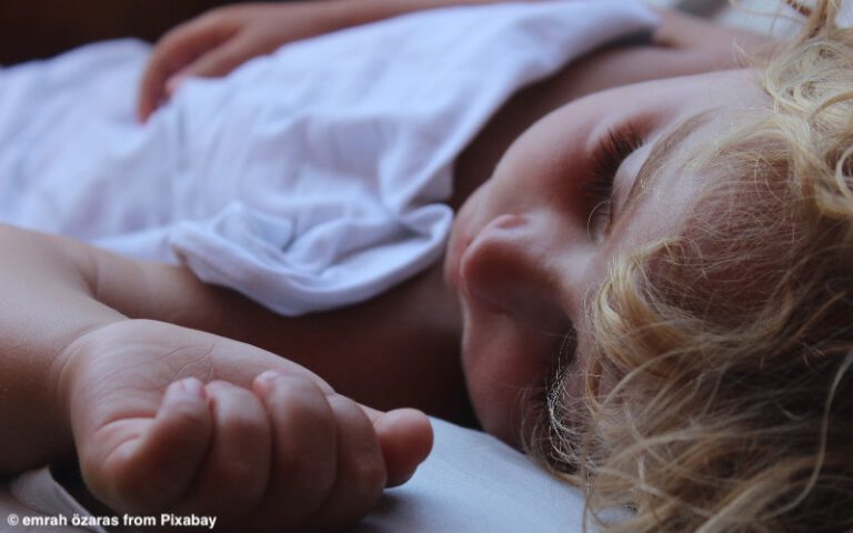 Regelmäßiger Schlaf stärkt Sprache und Gedächtnis bei Kindern