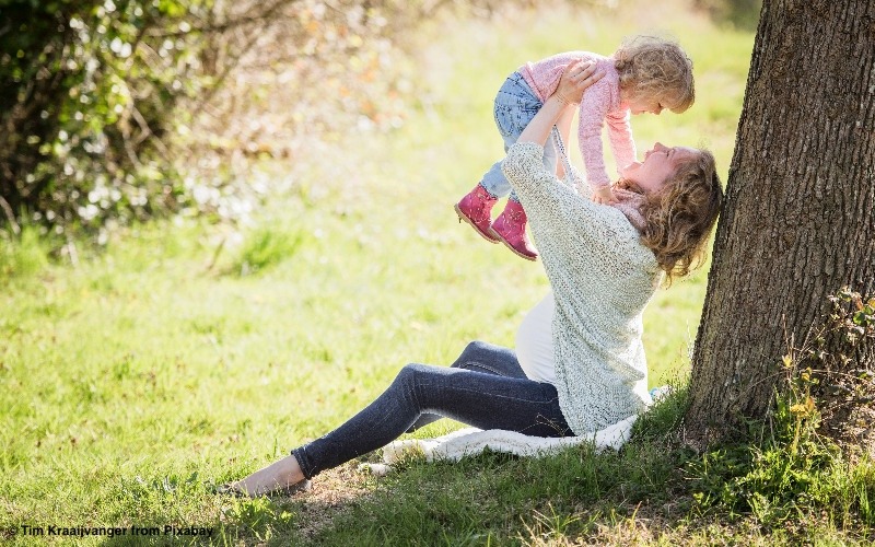 Du betrachtest gerade Berufstätige Mütter unterstützen ihre Kinder meist stärker als vermutet