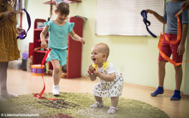 Wann Babys zu tanzen beginnen? Musik bewegt die Kleinsten
