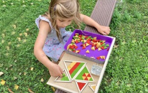 maedchen-spielt-im-gras