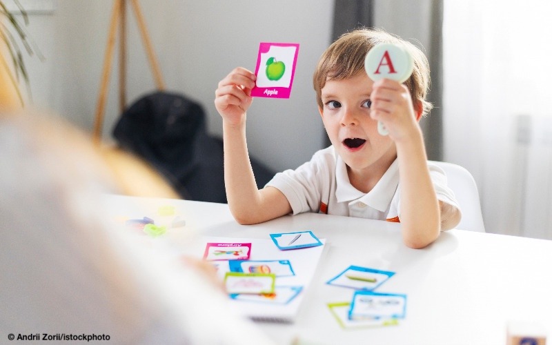 Mehr über den Artikel erfahren Wie Kinder den geheimen Code unserer Buchstaben knacken