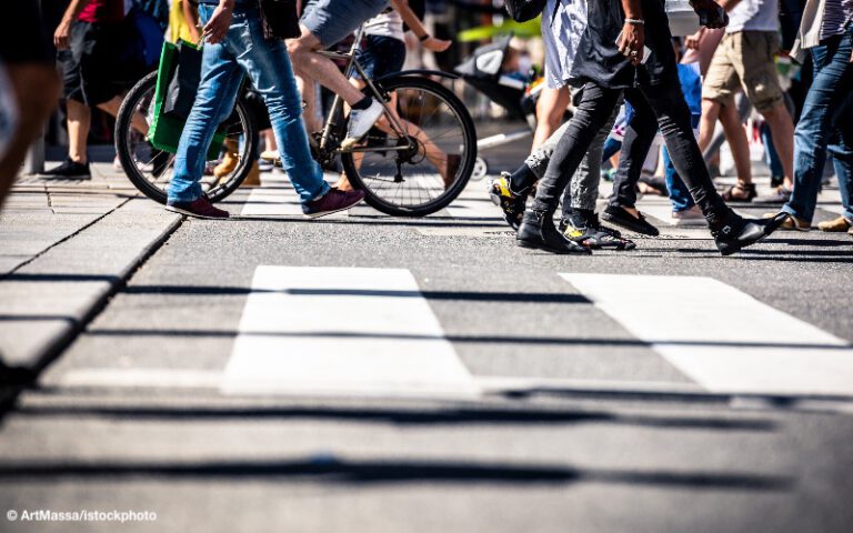 Kinder auf Gehwegen: Wenn Fahrräder und E-Scooter zur Gefahr werden