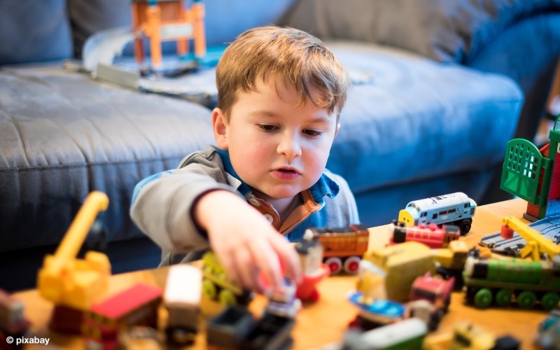 Du betrachtest gerade Allein spielen: Warum Zugehörigkeit Kinder vor Unzufriedenheit schützt