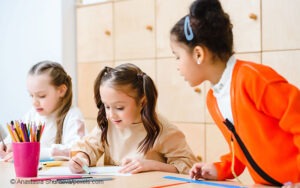kinder im klassenzimmer