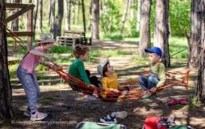 Kinder spielen und klettern selbstbestimmt in der Natur