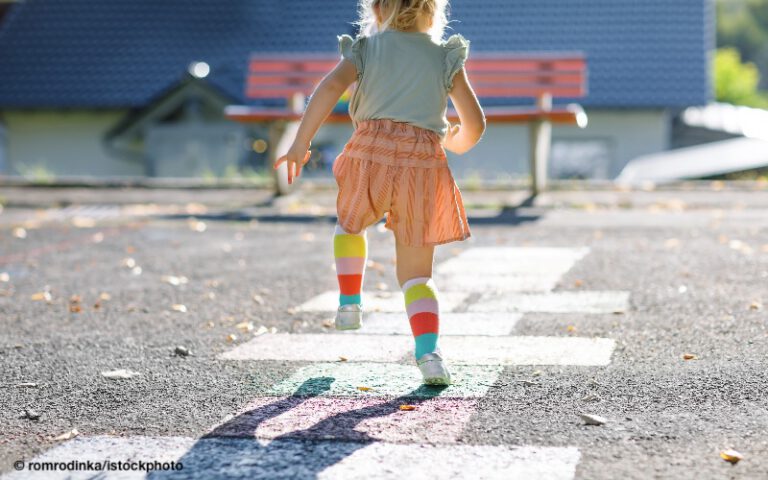 Lesen beginnt im Körper: Wie Bewegung das Lernen unterstützen kann
